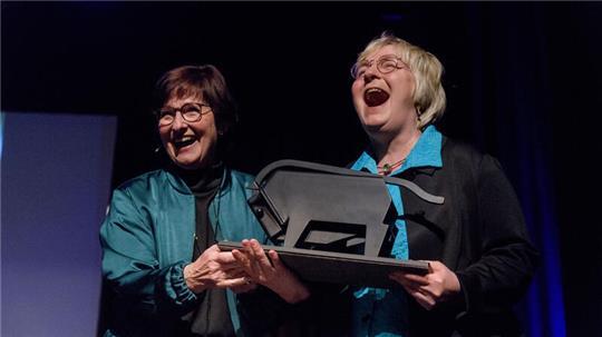 Gewichtige Auszeichnung: Bürgermeisterin Katja Oldenburg-Schmidt übergibt den Buxtehuder Bullen an die diesjährige Gewinner-Autorin des städtischen Jugendliteraturpreises.