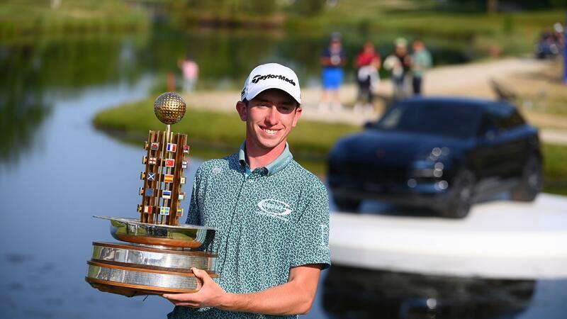 European Open der Golfer bis 2026 vor den Toren Hamburgs Gewinner Tom McKibbin mit der Trophäe.