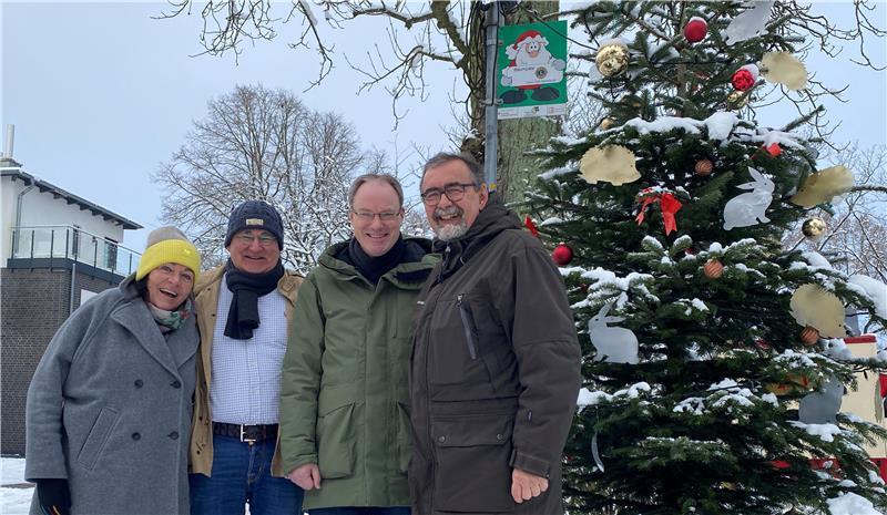 Gewinner-Wahl: Dietmar Thoden, Jochen Lindemann und Frank Jäschke von der Jury mit der Organisatorin des Schmück-Teams, Christiane Jäschke, am Gewinner-Baum der Erwachsenen.