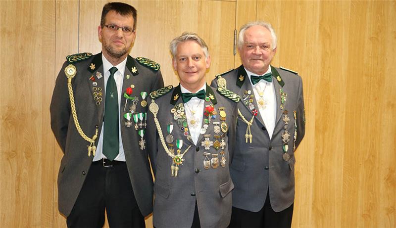 Gewinner des Verbandsordens Klaus Meier (Mitte) mit dem stellvertretenden Sportleiter Peter Wolkenhauer und dem Mitglied des Sportausschusses Manfred Peters. Foto: Schützenverein Neu Wulmstorf