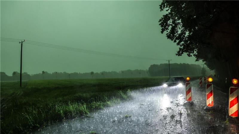 Gewitter mit Starkregen nach Hitze in Nordrhein-Westfalen.