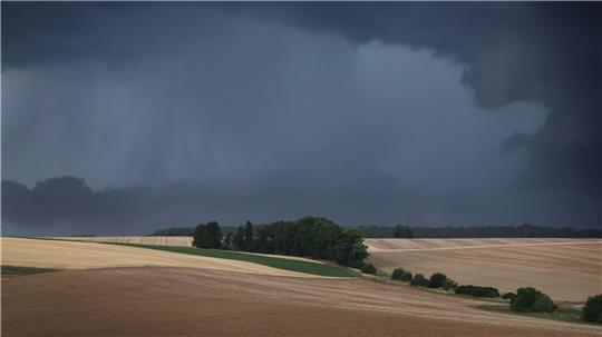 Gewitter und Regen werden vor allem im Süden und Osten Deutschlands erwartet. (Symbolbild)