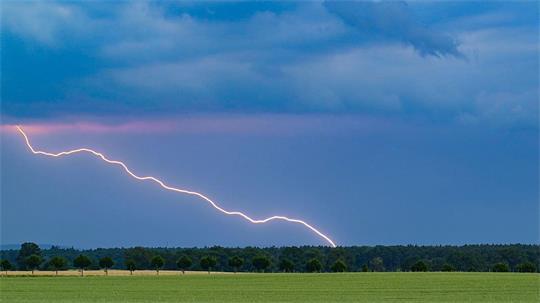 Gewitter ziehen am Mittwochabend über Norddeutschland. Die S5 meldet wetterbedingte Beeinträchtigungen.