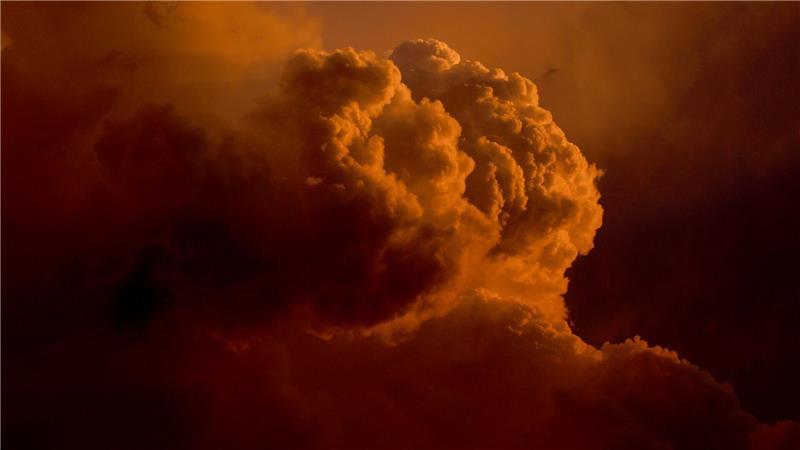 Bilder des Tages Gewitterwolken türmen sich über Kaufbeuren im Licht der Abendsonne.