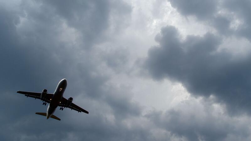 Zwölf Verletzte an Bord eines Flugzeugs durch Turbulenzen Gewitterwolken türmen sich über einem Flugzeug auf.