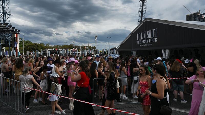 Australiens Premier geht unter die Swifties Gewitterwolken ziehen auf, als Tausende von Konzertbesuchern zum ersten von vier Konzerten der Taylor Swift „The Eras Tour“ eintreffen.