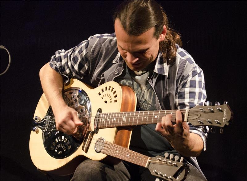 Gewöhnliche Gitarren sind nichts für Solo-Musiker Attila Vural . Foto Bos
