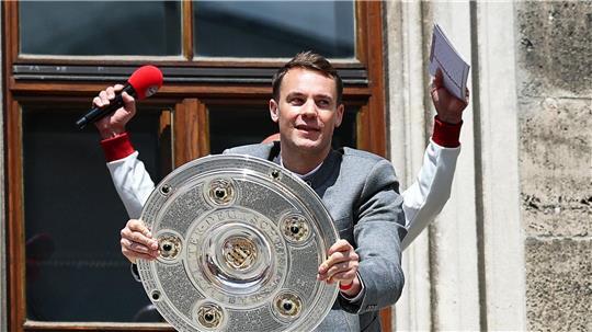 Gewohntes Bild: Manuel Neuer mit der Meisterschale auf dem Rathausbalkon. (Archivbild)