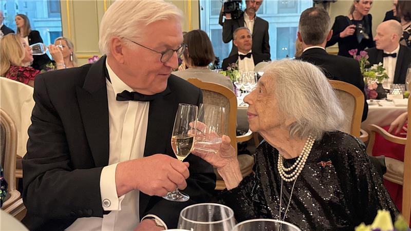 Gewürdigt werde Friedländers langjähriger Einsatz für das menschliche Miteinander, sagte Bundespräsident Frank-Walter Steinmeier.