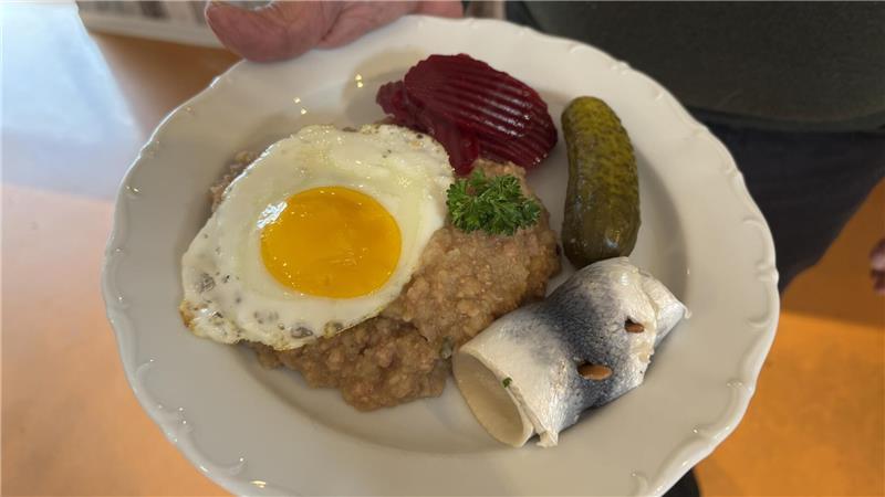 Gewürzgurken, Rote Beete, Rollmops und Spiegelei gehören zum traditionellen Labskaus-Gericht dazu.