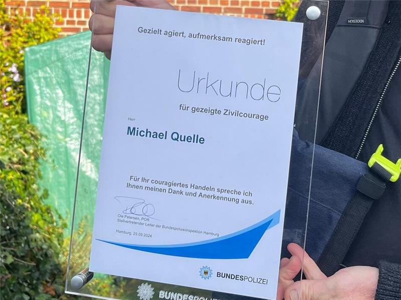 „Gezielt agiert, aufmerksam reagiert!“: Das bescheinigt die Bundespolizei Michael Quelle auf dieser Urkunde für Zivilcourage.