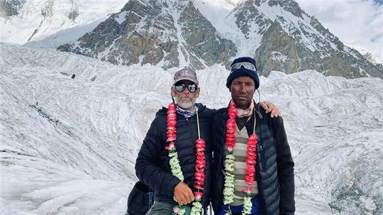 Ghulam Murtaza Sadpara (r.) und ein anderer Bergsteiger bei der Besteigung des Gasherbrum II in Pakistan 2021.