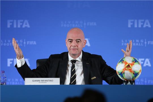 Gianni Infantino, Präsident des Fußball-Weltverbands FIFA, spricht auf einer Pressekonferenz im Rahmen einer Sitzung des Councils.
