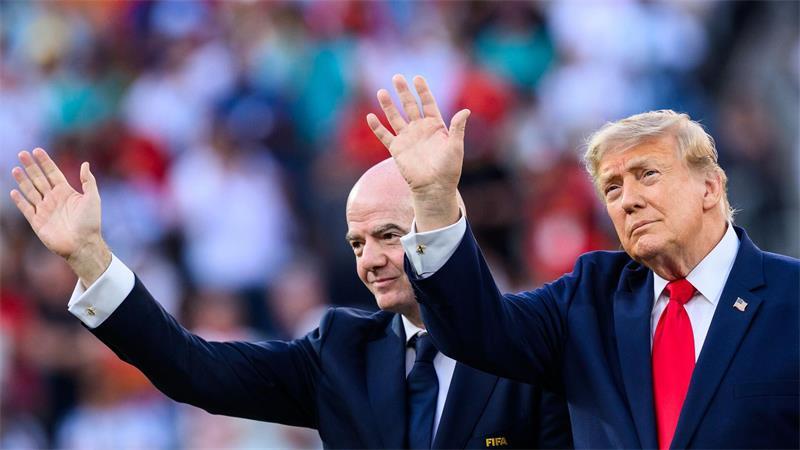 Gianni Infantino (l) soll Donald Trump um Hilfe gebeten haben. (Archivbild)