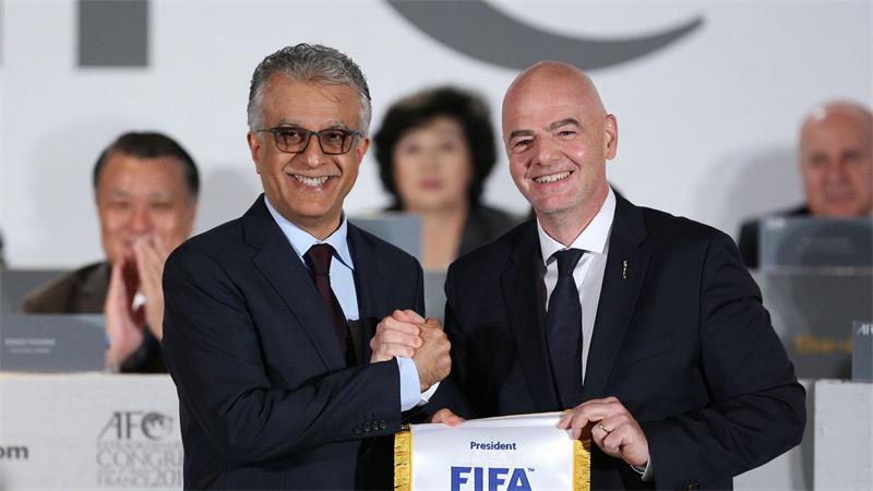 Gianni Infantino (r) mit Salman bin Ibrahim al-Chalifa, Chef des asiatischen Fußballverbands. (Archivbild)
