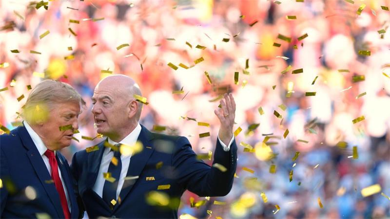 Gianni Infantino (r) wehrt sich gegen Kritik an der Fußball-WM. (Archivbild)