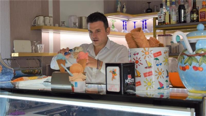 Gianni Li Giodice, einer der Söhne von Giorgio, füllt eine Waffel mit eiskalten Leckereien.
