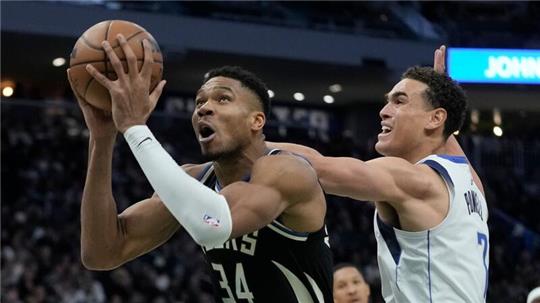 Giannis Antetokounmpo (l) von den Milwaukee Bucks erzielte 40 Punkte gegen die Dallas Mavericks.