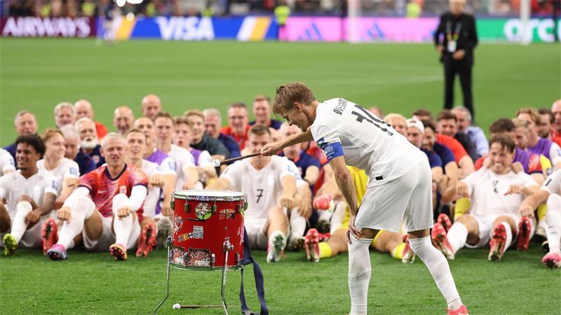 Haaland mit Wikinger-Helm: Norwegen im WM-Achtelfinale Gibt den Takt für Norwegens Jubelfeier vor: Martin Ödegaard.