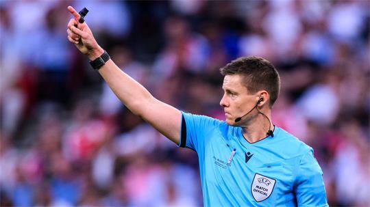Gibt die Linie für die neue Saison vor: Spitzenreferee Daniel Siebert. (Archivbild)  