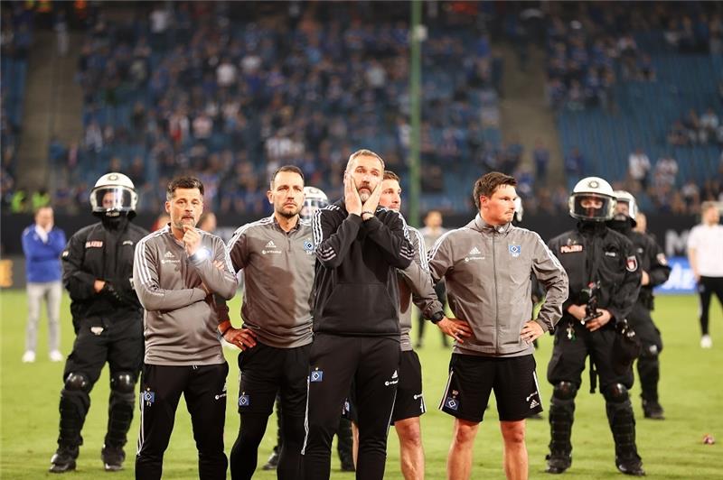 Hat Hertha BSC im Relegationsspiel gegen den HSV einen Wechselfehler gemacht? Gibt es doch noch Aufstiegs-Hoffnung für HSV-Trainer Tim Walter (Mitte) und seine Mannschaft?