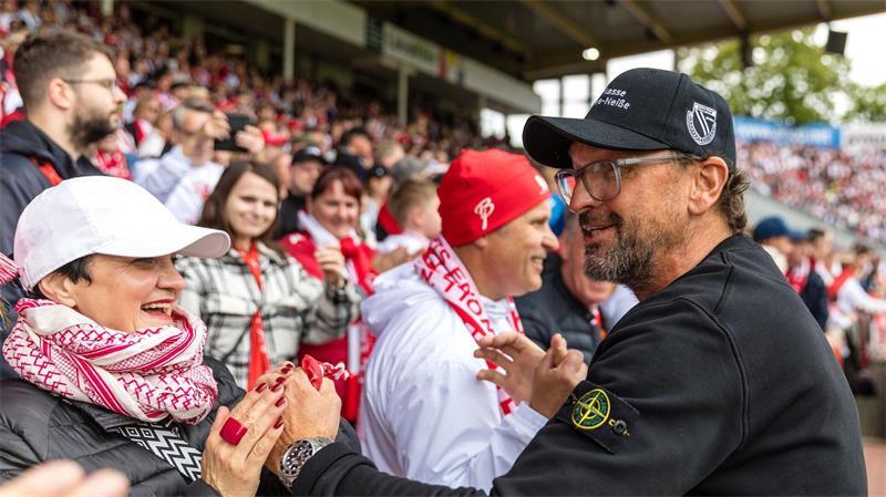 Gibt sich gerne fan-nah: Claus-Dieter Wollitz. (Archivbild)