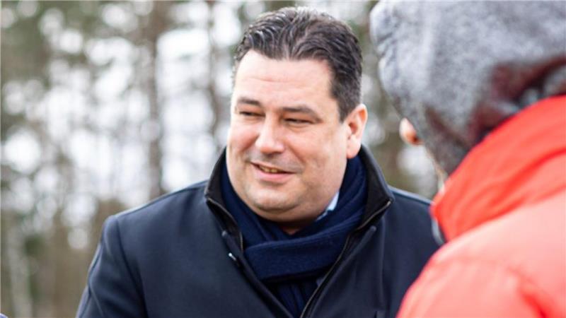 Gifhorns Landrat Tobias Heilmann (3. von links) ist tot. (Archivbild)