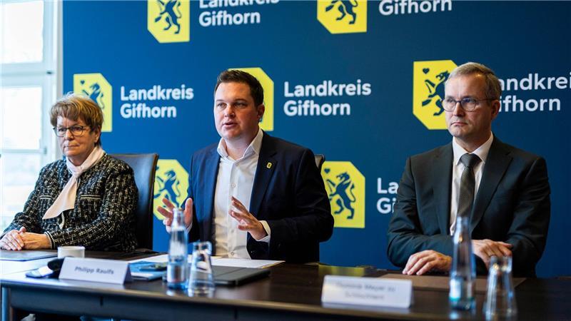Gifhorns neuer Landrat Philipp Raulfs (M, SPD) sitzt neben Kreisrätin Ute Spieler (l) und Erstem Kreisrat Dominik Meyer zu Schlochtern (r). 