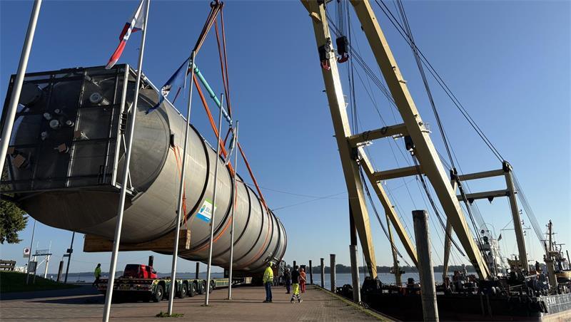 Gigantisch: Die 35 Tonnen schweren Silos des Chemiekonzerns Trinseo werden vom Anleger Stadersand zum Seehafen gebracht und von dort weiter nach Indien verschifft.