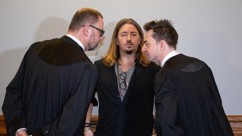 Gil Ofarim (M.) im Saal des Landgerichts in Leipzig zwischen seinen Anwälten.