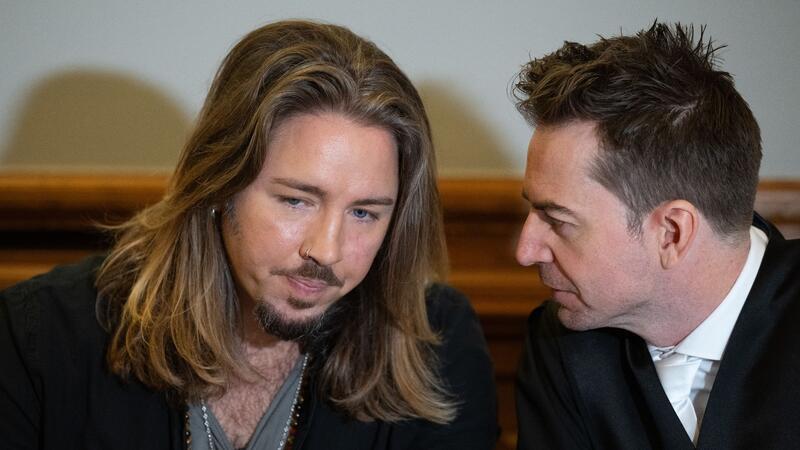 Gil Ofarim (l) spricht im Gerichtssaal mit seinem Anwalt Alexander Stevens.