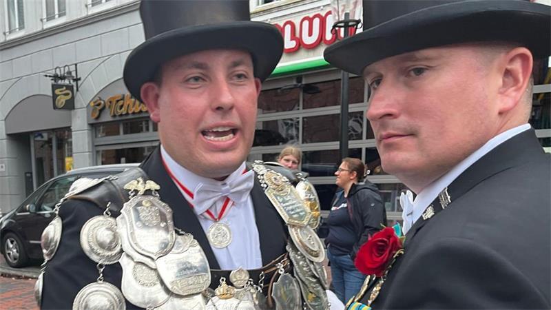 Neuer König von Buxtehude: Bester Schuss in der Geschichte der Gilde? Gildekönig Lukas Manthe (links) und Sascha Tiedemann, Kommandeur des Schwarzen Rotts.