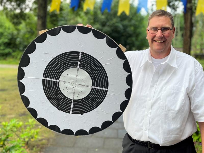 Gildekönig Sven Röhrs mit der Scheibe, die seinen siegbringenden Treffer zeigt. Fotos: Wisser