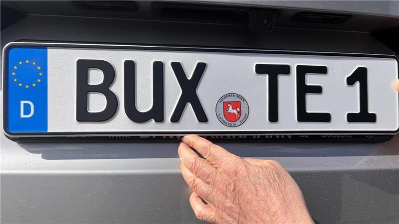 Ging schneller als erwartet: das BUX-Nummernschild.