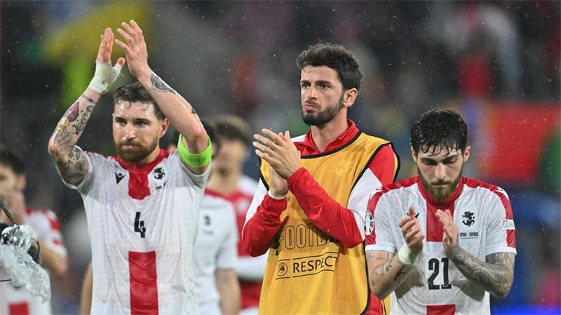 Giorgi Kwilitaia (M) hat einen Vertrag bei Holstein Kiel unterschrieben. (Archivbild)