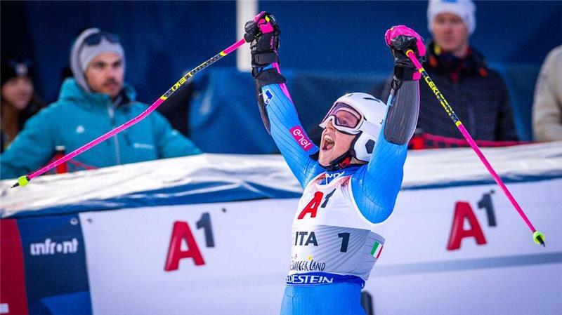 Giorgia Collomb aus Italien jubelt bei der Ski alpin Weltmeisterschaft in Saalbach-Hinterglemm.