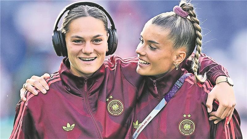 Hoffmann vor Halbfinale: „Wir müssen über uns hinauswachsen“ Giovanna Hoffmann (links) im Gespräch mit ihrer Nationalmannschaftskollegin Selina Cerci. Die Bremerhavenerin strahlt vor dem Halbfinale gegen Spanien Zuversicht aus.