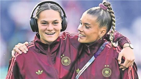Giovanna Hoffmann (links) im Gespräch mit ihrer Nationalmannschaftskollegin Selina Cerci. Die Bremerhavenerin strahlt vor dem Halbfinale gegen Spanien Zuversicht aus.