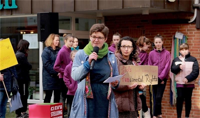 „Girls just want to have Fundamental Rights“, fordern die Rednerinnen Anna-Lena Passior (links) und Anna-Lena Reimer auf einem selbstgemalten Schild in Anlehnung an einen Song von Cindy Lauper. Fotos: Richter