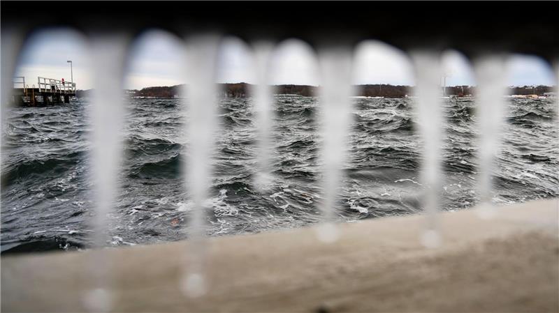Gischt der Ostsee friert an Land zu Eisformationen.