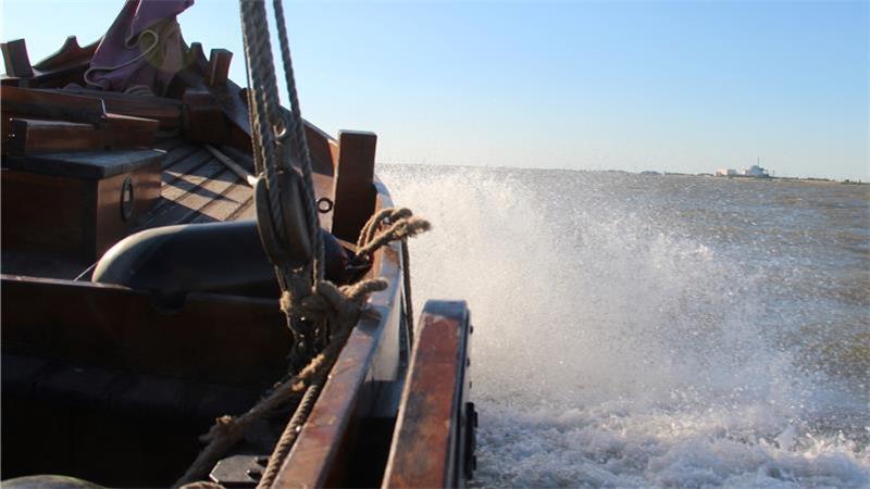 Darum wagt sich der Kehdinger Pfahlewer Oderik auf die raue Nordsee Gischt sprüht über den Bug, die „Oderik von Oederquart“ ist in ihrem Element und auf der Elbe voll in Fahrt.
