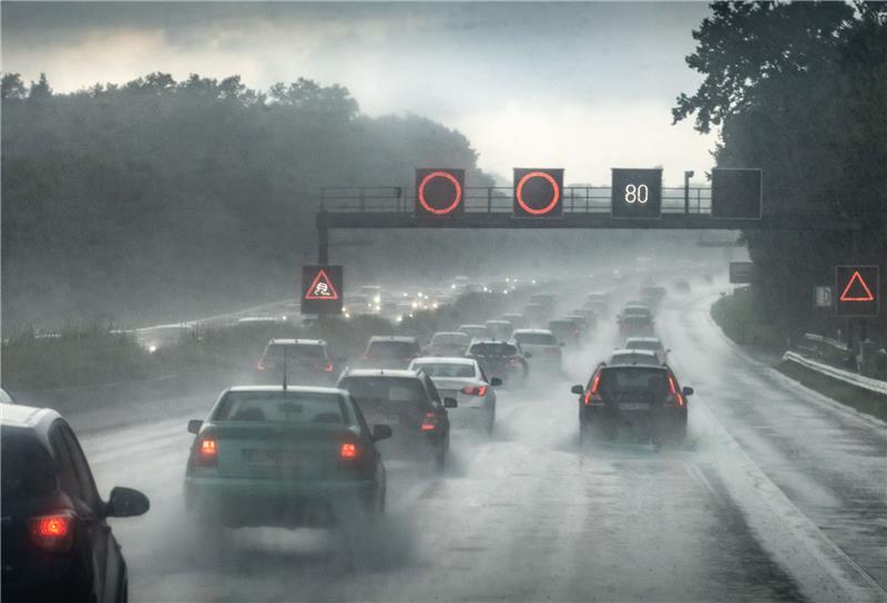 So reagieren Autofahrer bei Starkregen richtig Gischt und man sieht "nüscht": Also Abstand halten und Fuß vom Gas. Foto: Frank Rumpenhorst/dpa/dpa-tmn