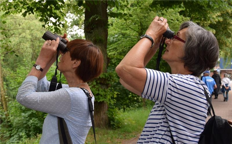 Gisela Bergsten aus Harsefeld und Birgit Marzyk aus Stade sind beide interessiert an den heimischen Vogel-Arten . Foto Albus