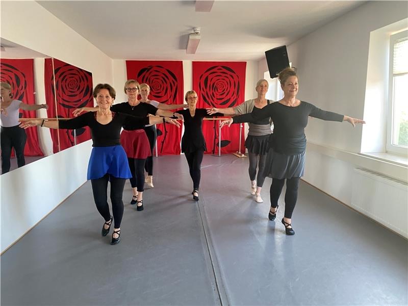 Ballett Ü50: Sie tanzen wie Königin Camilla Gisela Budde (vorne links) und die anderen „Silver Swans“ tanzen mit Freude Ballett. Foto: Weselmann