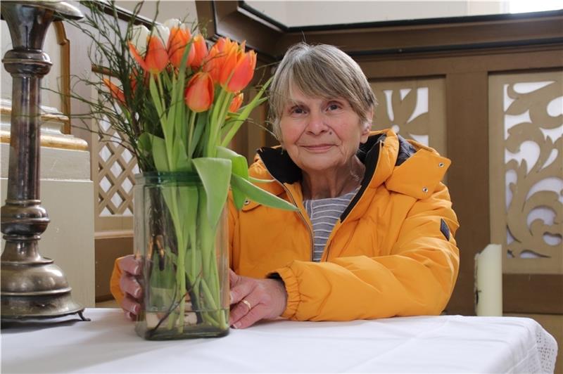 Gisela Reichelt bereitete mehr als 30 Jahre die Himmelpfortener Kirche für Gottesdienste vor. Am Sonntag wird sie in den Ruhestand verabschiedet. Foto: Klempow