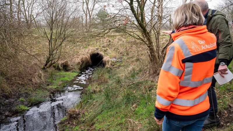 Gisela Schütt am Grienenbergsmoorgraben, der unter der A27 hindurchfließt. Das Stahlgewölbe darüber ist an vielen Stellen durchgerostet.