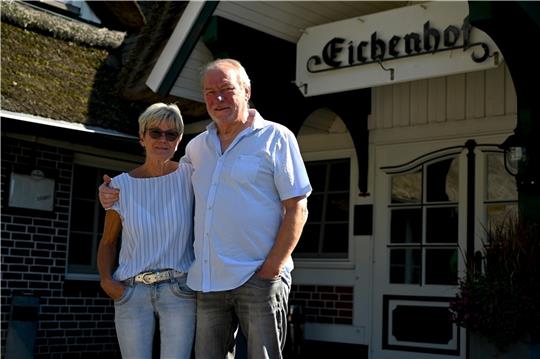 Gisela und Peter Schulz pflegten den Eichenhof 38 Jahre lang. Nun suchen sie einen Nachfolger. Fotos: Ahrens
