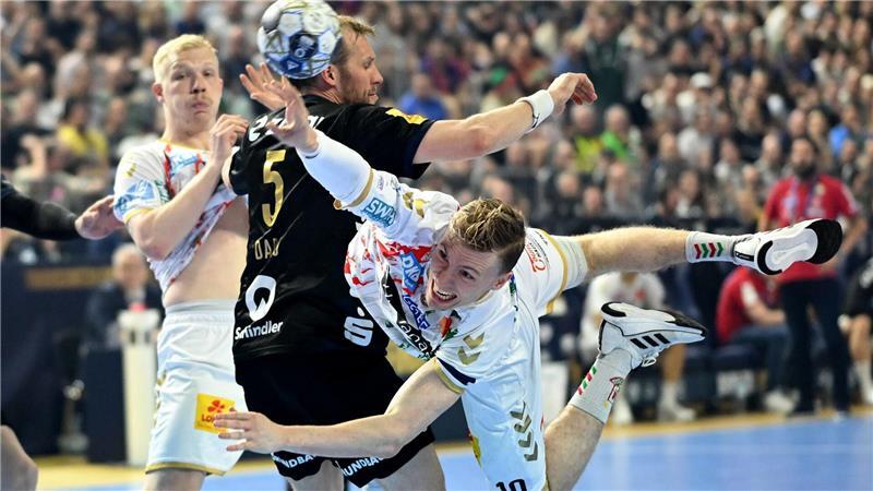 Gisli Thorgeir Kristjansson vom SC Magdeburg setzt sich gegen Max Darj von den Füchsen Berlin durch und kommt zum Wurf im Finale der Handball Champions League.