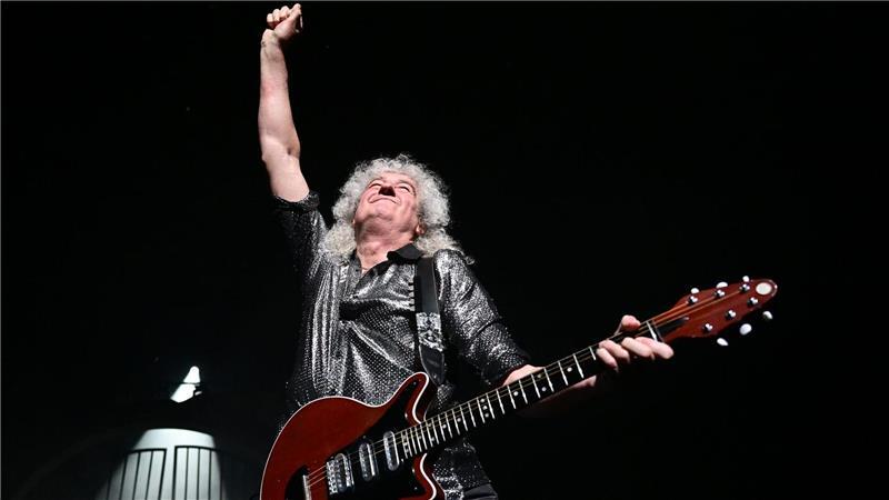 Bilder des Tages Gitarrenlegende Brian May begeistert das Publikum mit einer Zugabe bei der Premiere von „We Will Rock You“.
