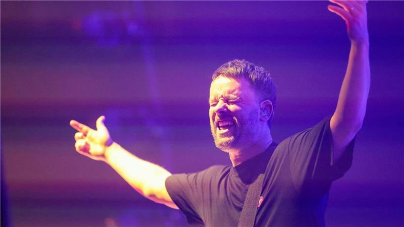 Gitarrist Kristoffer Hünecke beim Start der Arena-Tour von Revolverheld.